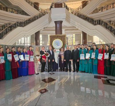 Eýranly ussatlaryň altyn çaýyp bezemek we miniatýura boýunça ussatlyk sapaklarynyň geçirmegi